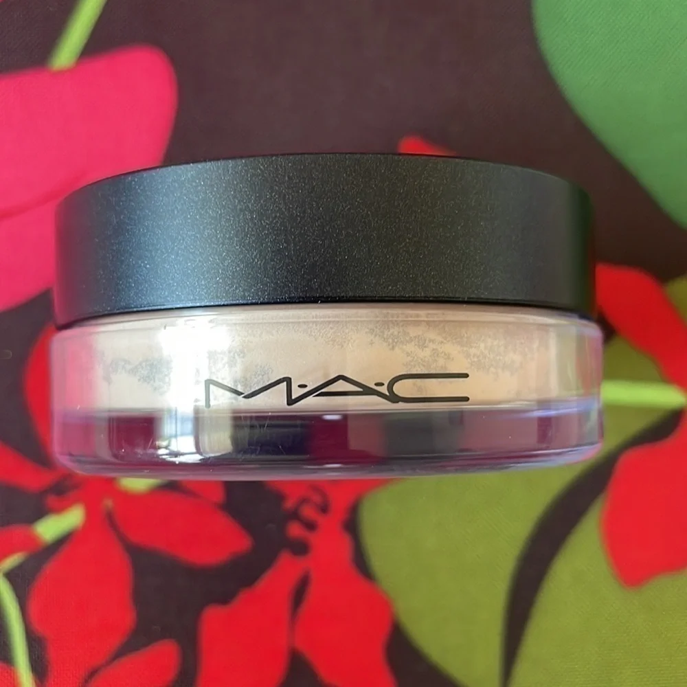 Brand New MAC Cosmetics Studio Fix Perfecting Powder in Light Matte Finish Sheer